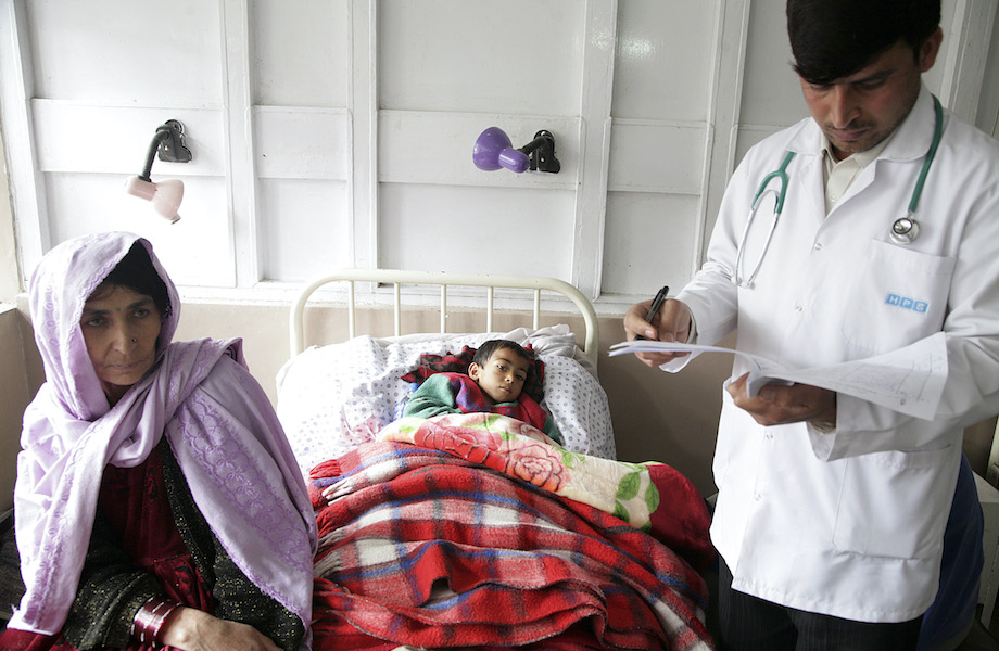 Grande número de médicos infectados com Covid-19 preocupa Afeganistão