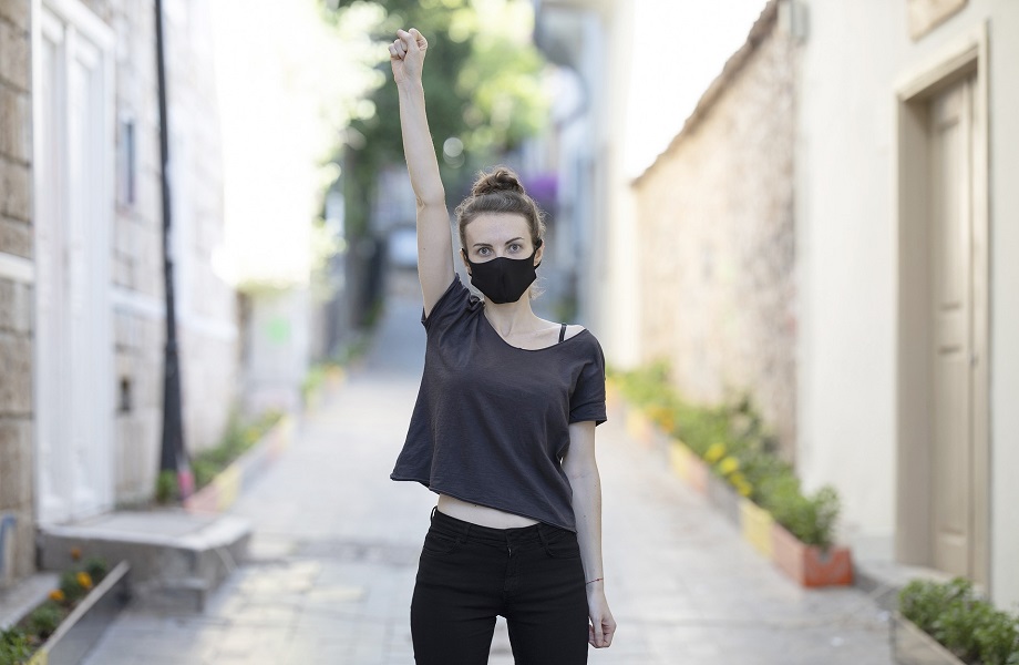 Na França, a 'haute couture' adere às máscaras em tempos de pandemia do novo coronavírus