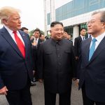 O presidente norte-americano Donald Trump com o ditador norte-coreano Kim Jong Un e o presidente da Coreia do Sul Moon Jae-in, em foto de 2019 (Foto: The White House)