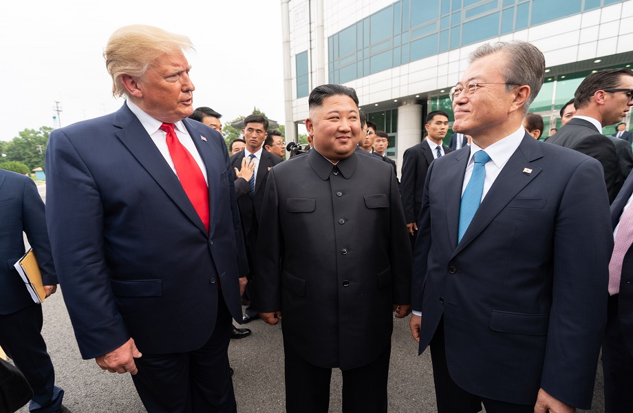 O presidente norte-americano Donald Trump com o ditador norte-coreano Kim Jong Un e o presidente da Coreia do Sul Moon Jae-in, em foto de 2019 (Foto: The White House)
