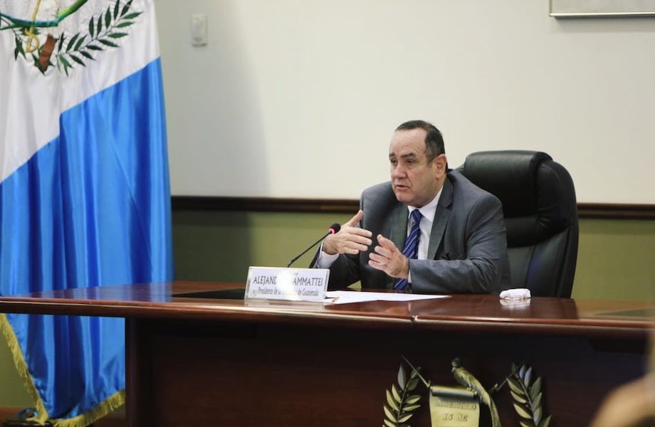Presidente da Guatemala trabalha de casa após casos de Covid-19 na residência oficial