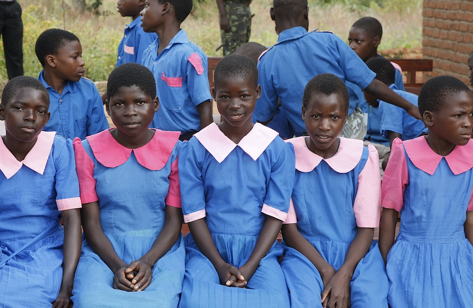 Professores e mães unem forças para manter meninas na escola no Malaui