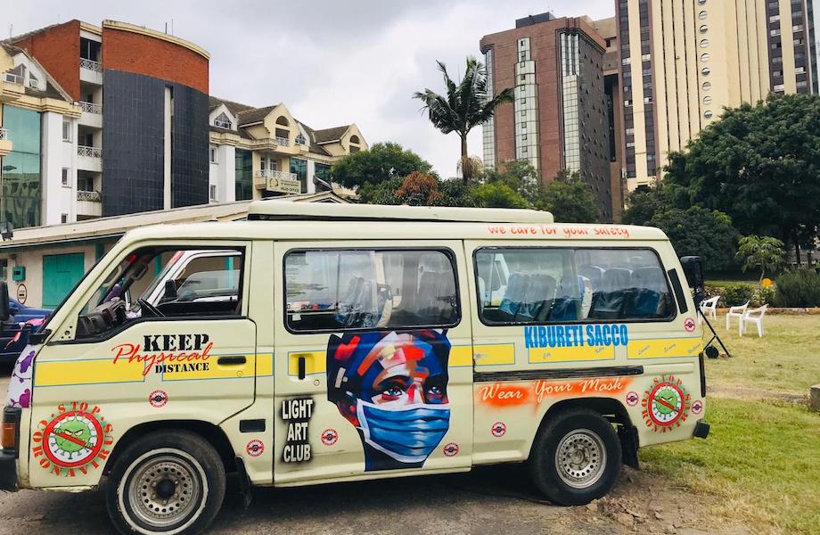 Micro-ônibus público ajuda a divulgar mensagem de prevenção no Quênia