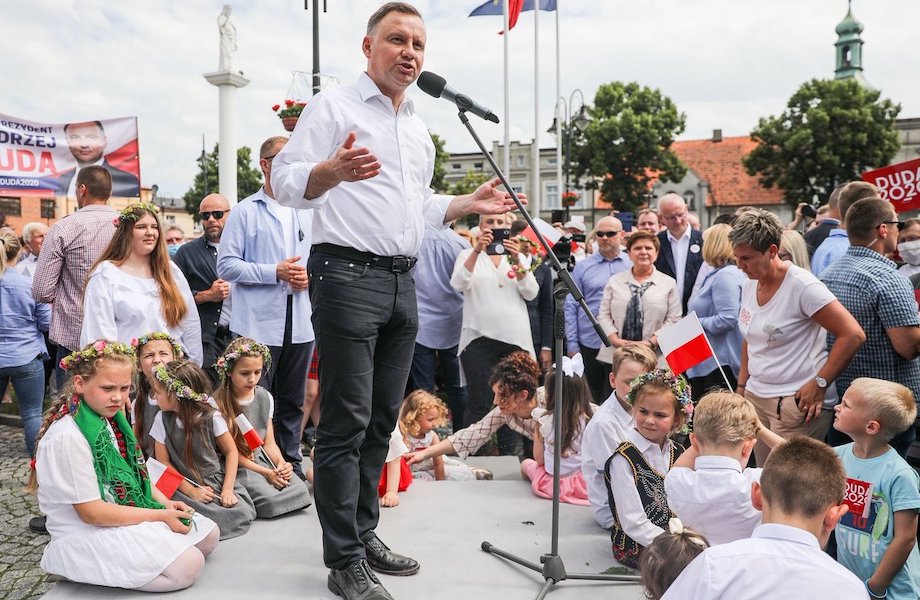 Presidente da Polônia é reeleito em disputa acirrada