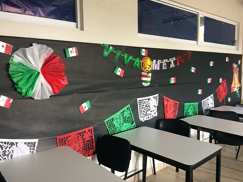 Cores da bandeira mexicana decoram sala de aula. Foto tirada em 2018