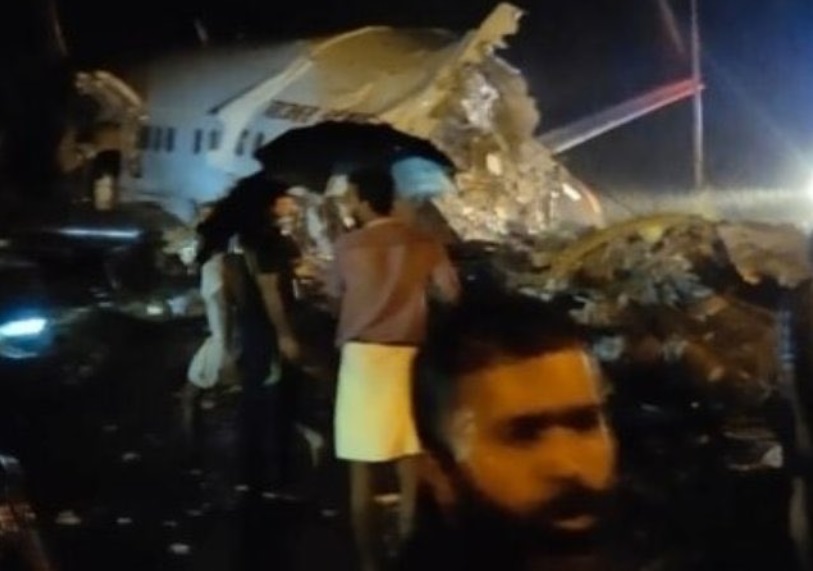 Avião parte em dois após pouso na Índia; há dezenas de feridos