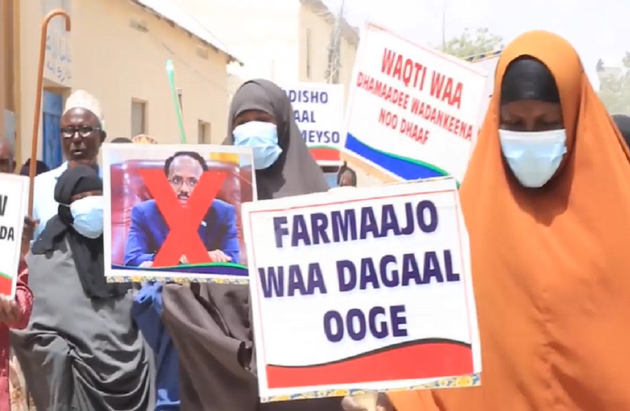 Na Somália, protestos pedem saída de Farmajo após fim de mandato