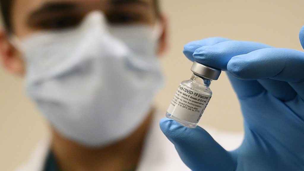 Inteligência russa tenta minar confiança em vacinas da Pfizer e Moderna, diz EUA