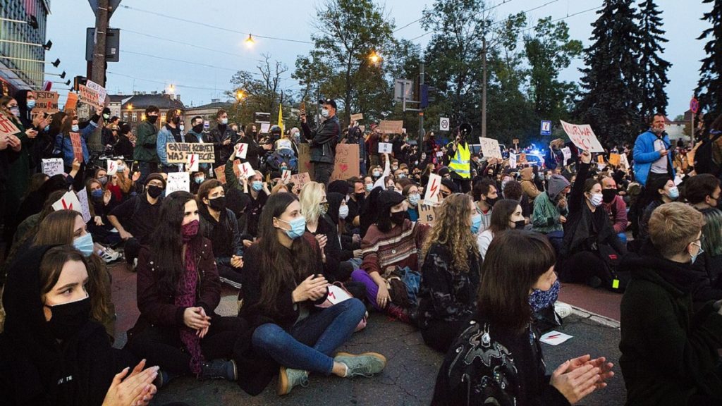 Na Polônia, mulheres em protesto viram alvo de extremistas