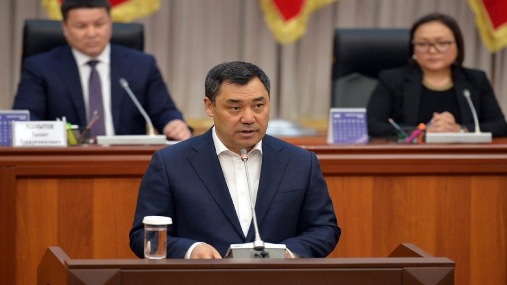 Reforma constitucional do Quirguistão garante amplos poderes a chefe de Estado