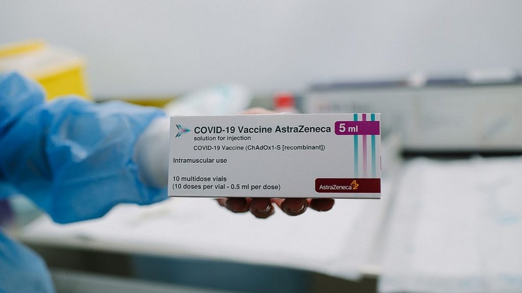 Ataques racistas afastam Ucrânia das vacinas à Covid-19 fabricadas na Índia
