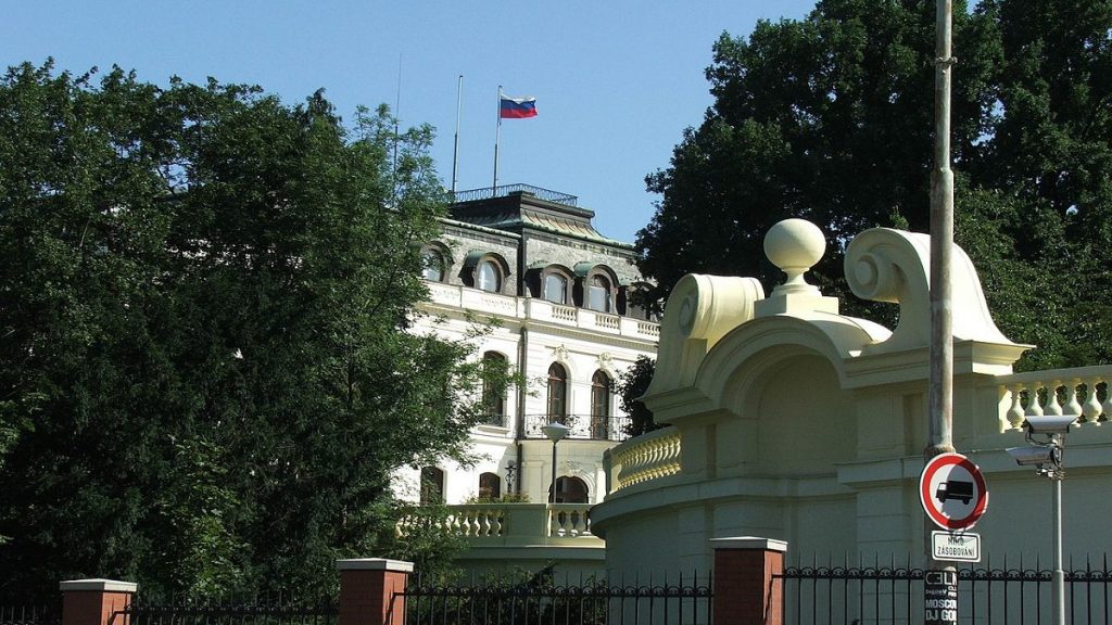 Praga já expulsou mais de 70 diplomatas russos após queda brusca de relações com Moscou