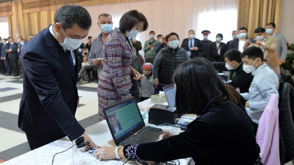 No Quirguistão, governo diz que 80% dos eleitores apoiaram reforma constitucional