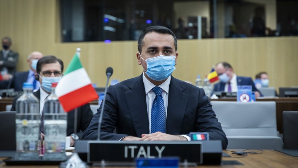 Capitão da Itália e diplomata russo são presos em flagrante por espionagem