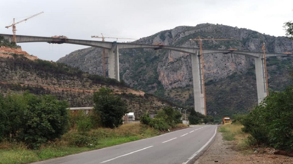 Montenegro assume dívida bilionária para construir estrada que leva a lugar nenhum