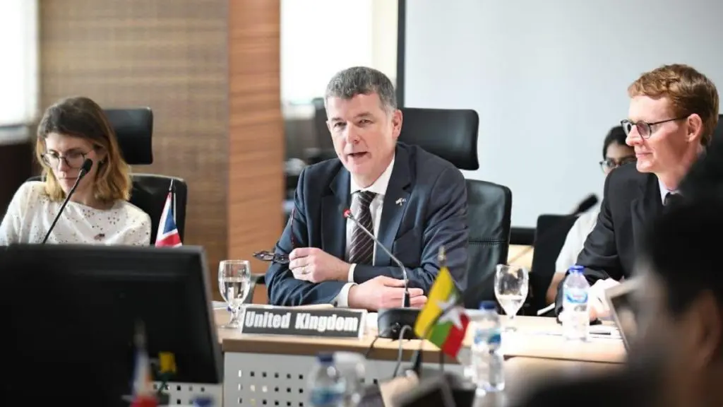 "Poder da Rússia imprudente está em declínio", diz chefe do MI6