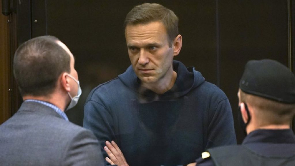 Preso desde janeiro, Navalny declara greve de fome por falta de atendimento médico