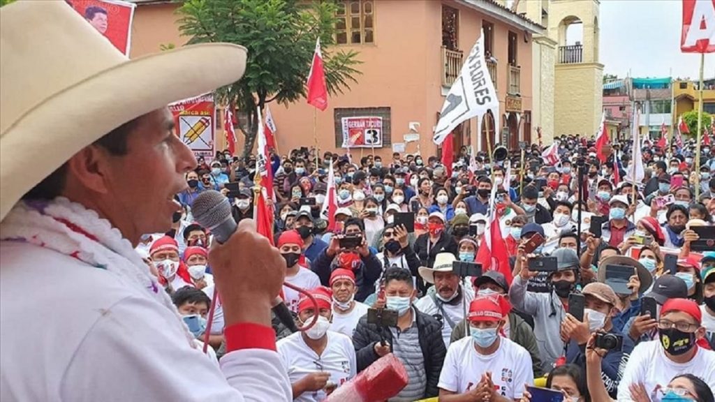 No Peru, socialista lidera e segue para segundo turno contra conservadora