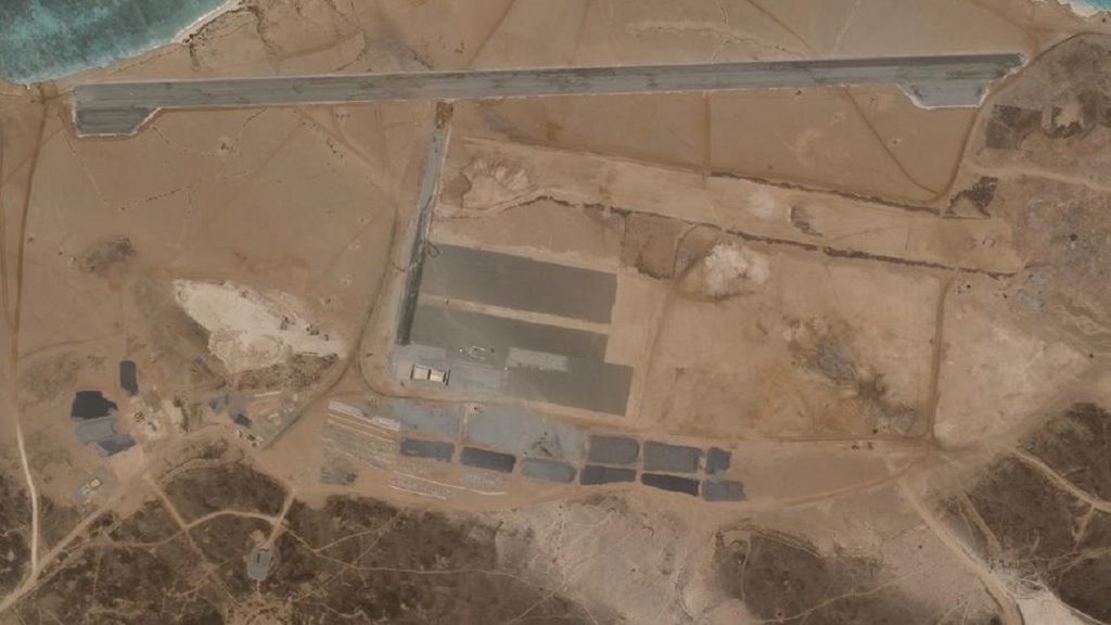 Obras de base aérea misteriosa em ilha vulcânica do Iêmen já estão em andamento