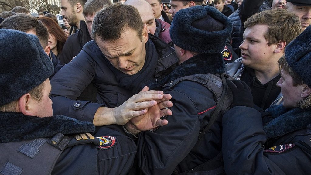Rússia detém advogado e inclui rede de Navalny à lista de 'extremistas'  