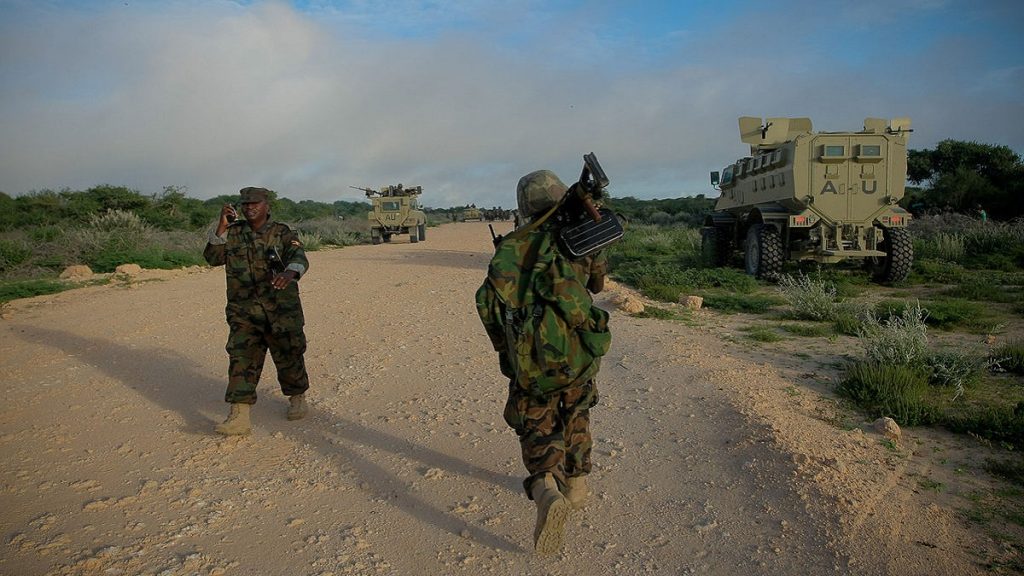 Explosão reivindicada pelo al-Shabaab mata dez soldados em rodovia da Somália