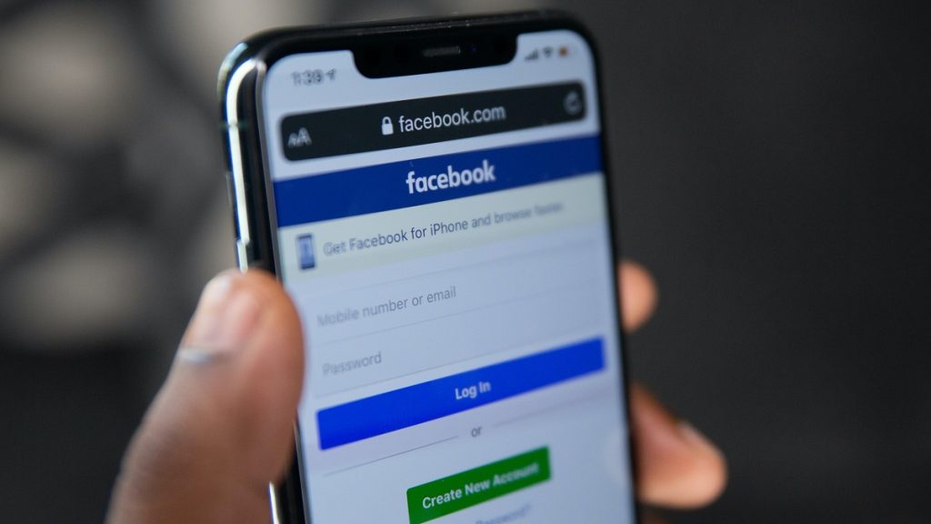 Facebook remove 18 milhões de postagens enganosas sobre a Covid-19