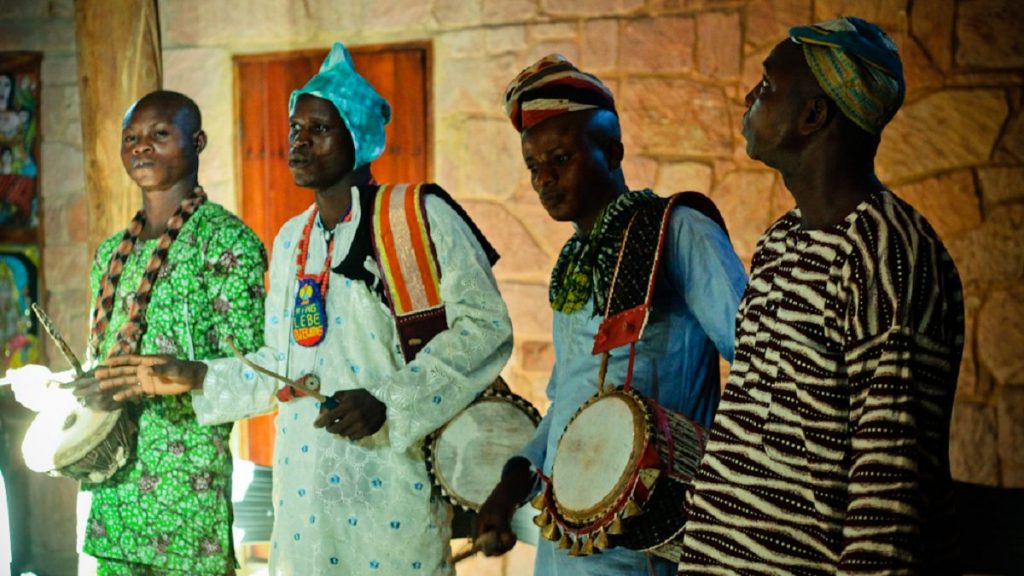Grife do Reino Unido é criticada após registrar marca como Yoruba, nome de etnia africana