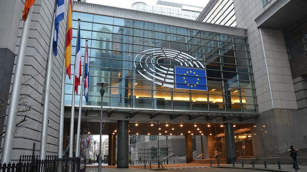 Polonês é preso por espionar Parlamento Europeu a mando da Rússia