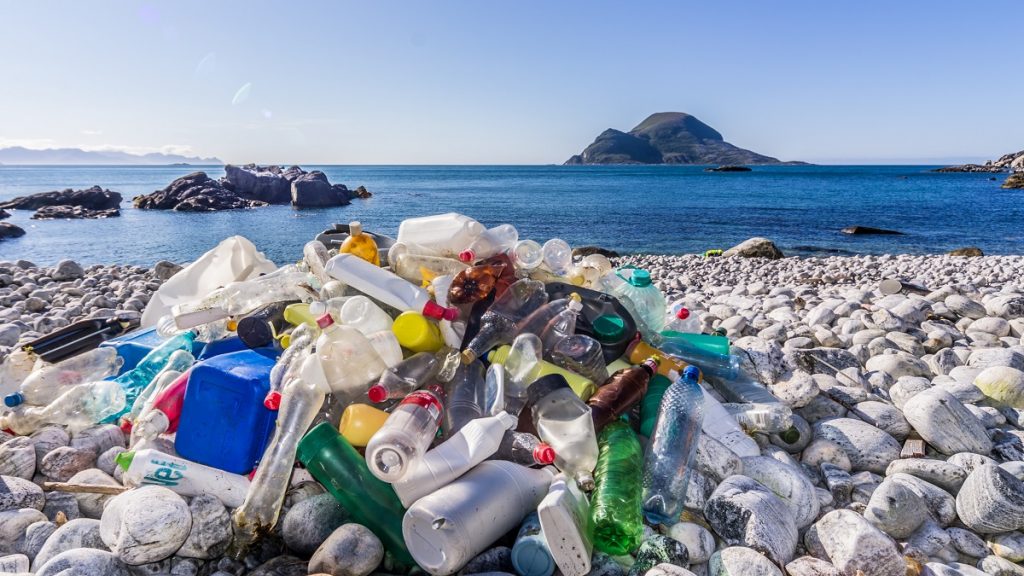 Índia, China e Indonésia são os que mais despejam plástico nos oceanos no mundo