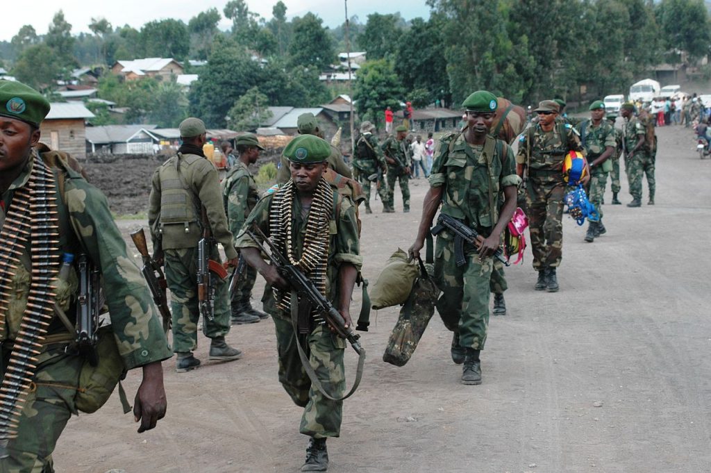Rebeldes entregam armas e se rendem ao exército da República Democrática do Congo