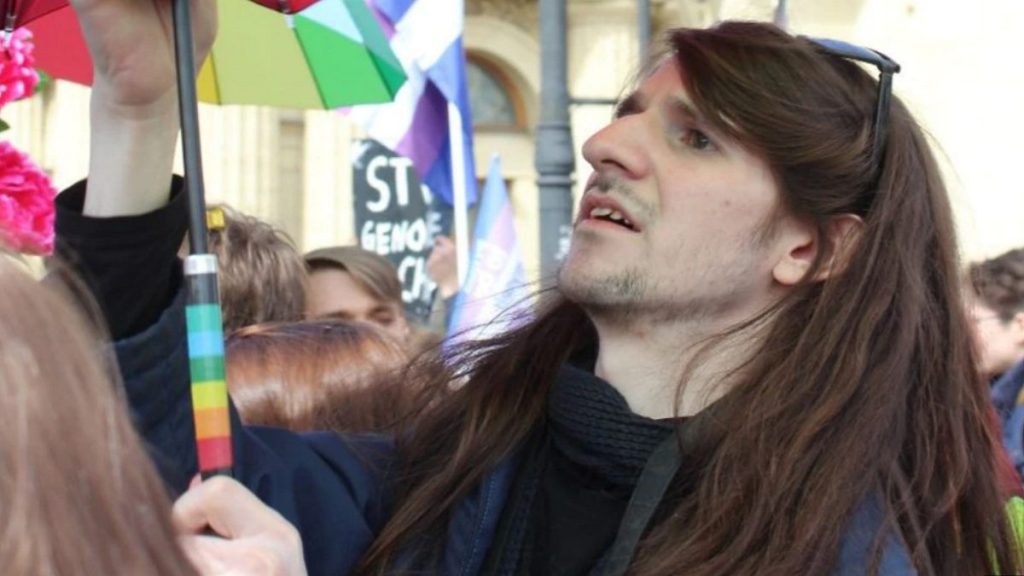 Rússia condena ativista LGBT a 'tratamento psiquiátrico' após postagem em rede social