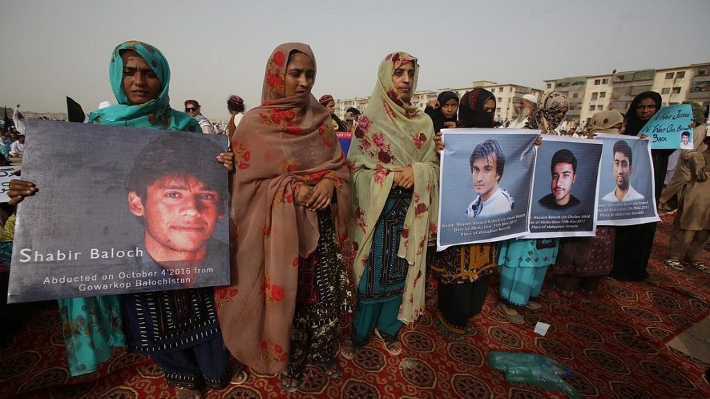 Familiares de desaparecidos protestam contra perseguição policial no Paquistão