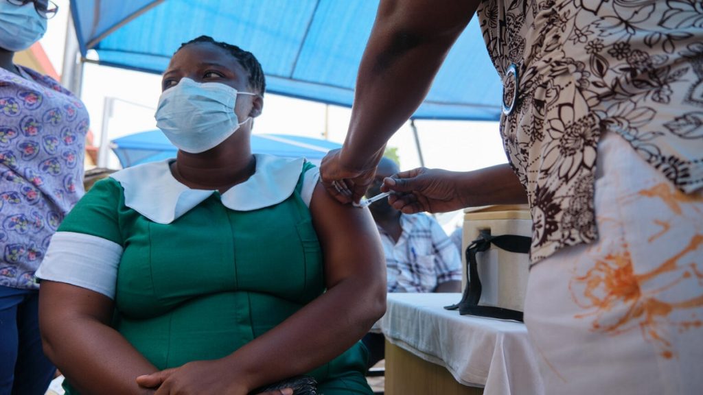 Mais de 800 pessoas pagaram por vacinas falsas contra a Covid-19 em Uganda