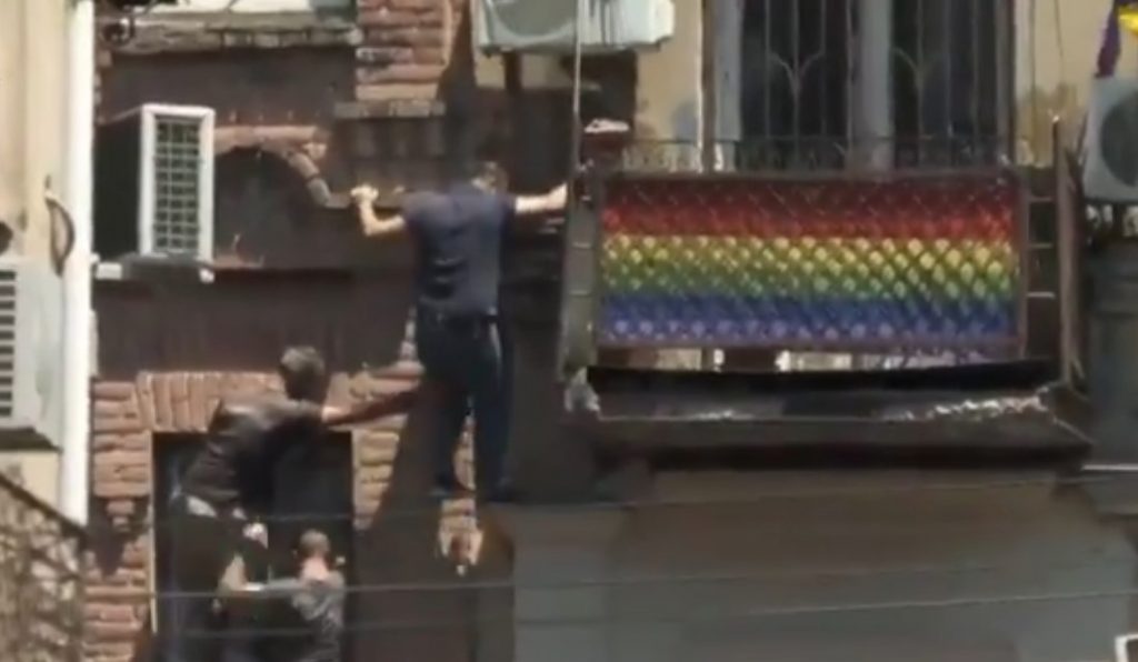 Marcha LGBTQIA+ é cancelada em Tbilisi devido à violência de grupos conservadores