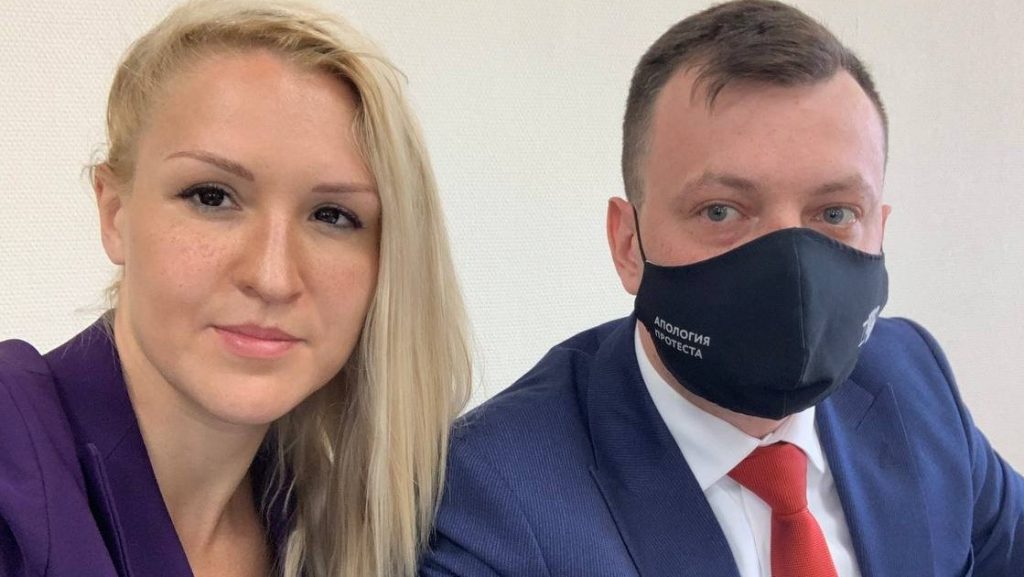 Tribunal russo condena médica de Navalny