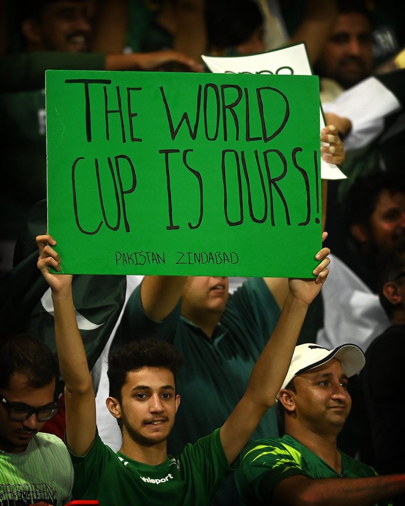 Partida do campeonato do torneio índia x paquistão com fundo do estádio de  críquete