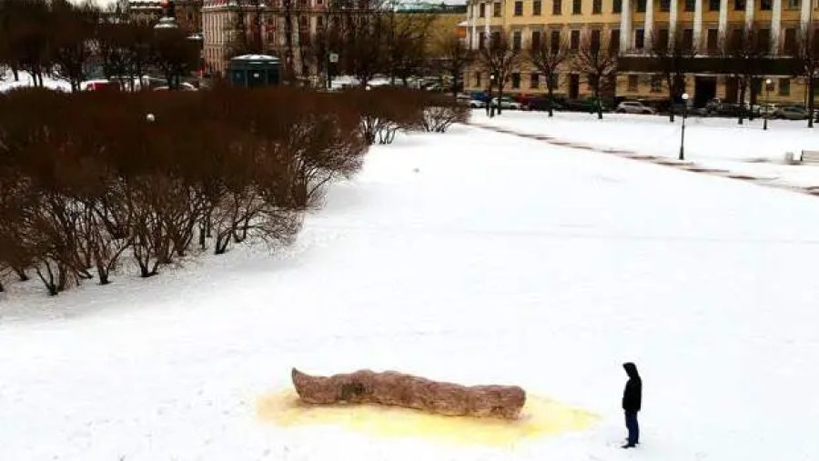Artista russo é preso por criar escultura gigante de cocô próximo a memorial