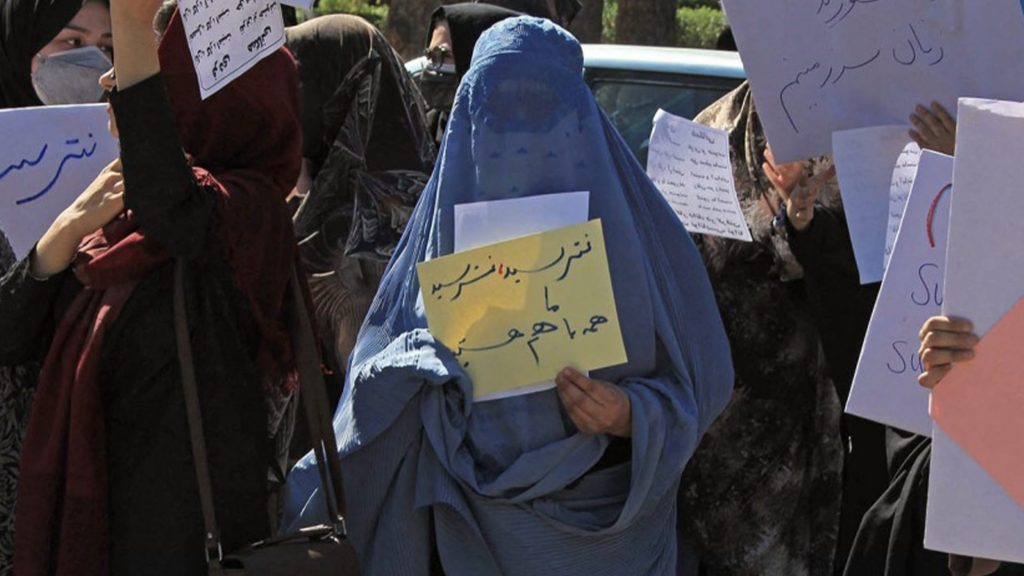 Mulheres desafiam o Taleban e protestam contra obrigatoriedade da burca