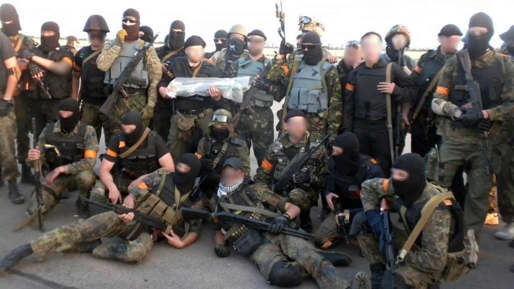 Ucrânia dá treinamento militar a civis e aproxima o governo de grupos de extrema direita
