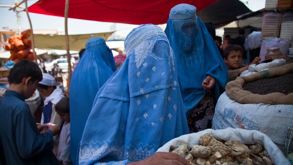 Taleban e crise afastam clientes e destroem setor de beleza e cuidados pessoais no Afeganistão
