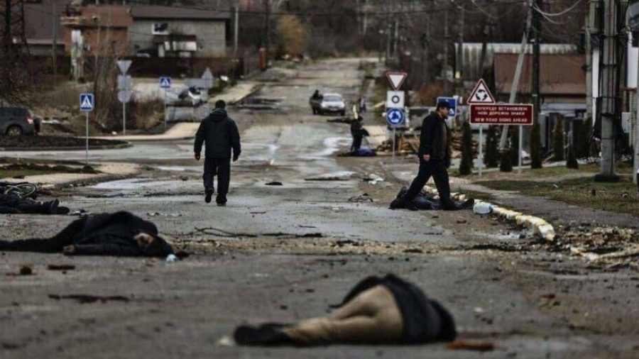 Ucrânia fala em 20 mil mortos pela Rússia em Mariupol, com nove mil corpos em valas comuns
