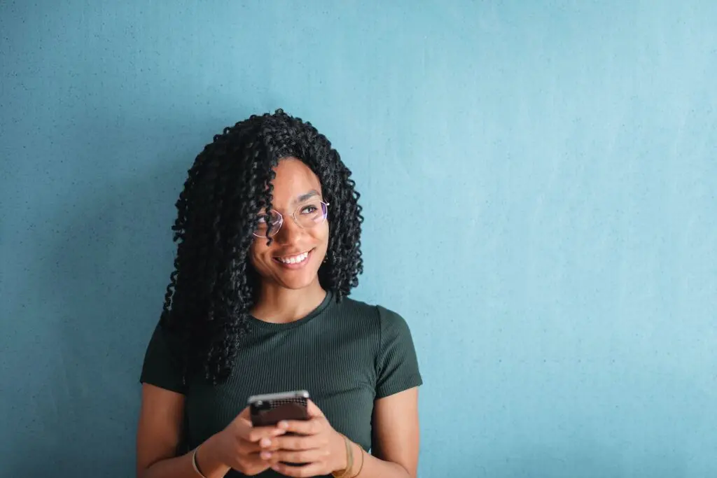 Mulher vendo notícias no smartphone