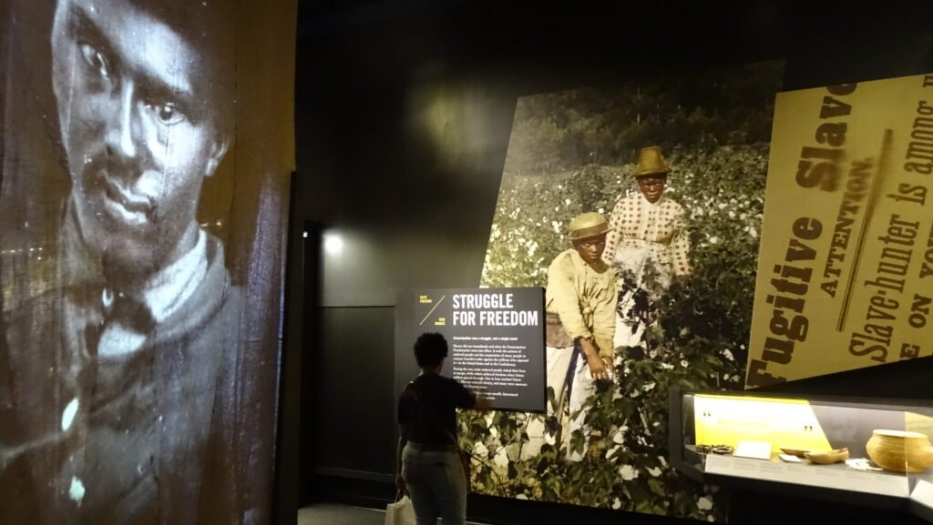 Exposição sobre a escravidão no Museu da Guerra Civil Americana, em Richmond, Virgínia, EUA, retratando a história e o impacto do tráfico transatlântico de africanos (Foto: WikiCommons)